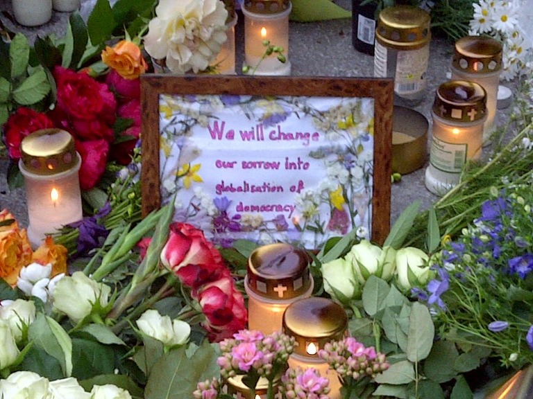 ノルウェー連続テロの犠牲者に捧げられた花やそうろく